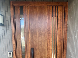 玄関ドアリフォーム 開閉ラクラク＆採風付き、見た目もスタイリッシュな玄関ドア