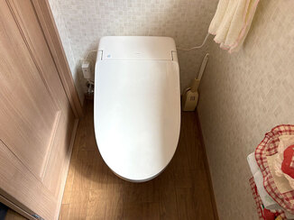 トイレリフォーム スッキリとした印象の、機能性に優れたタンクレス風トイレ