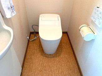 トイレリフォーム 独立した手洗い器を活かしたタンクレストイレ
